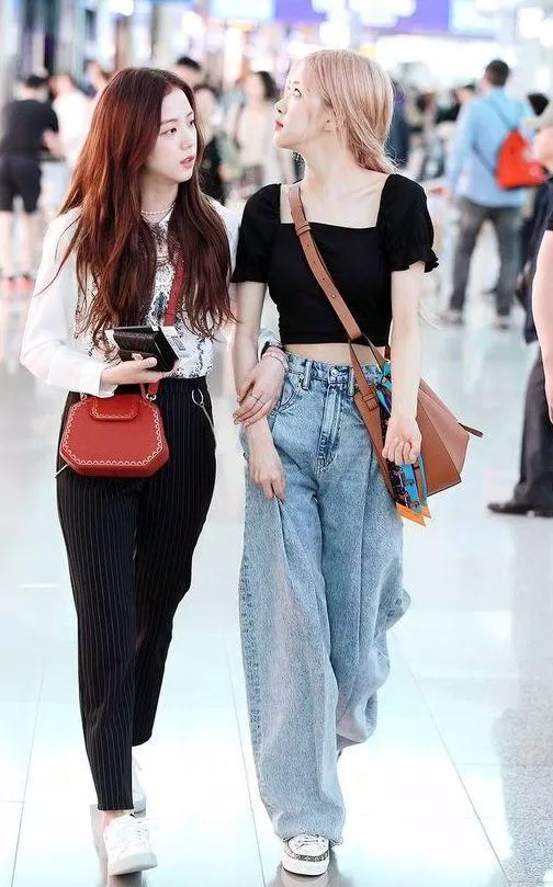 Với quần baggy jeans và áo crop top đen trắng rất basic nhưng vẫn xinh xắn (Nguồn: Internet)