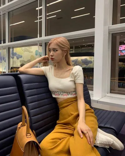 Chiếc quần vàng thu hút mọi ánh nhìn của Rosé (Nguồn: Internet) Chiếc quần vàng thu hút mọi ánh nhìn của Rosé (Nguồn: Internet)