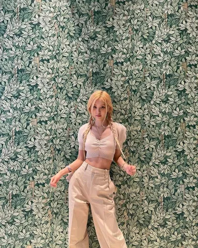 Set đồ quần ống rộng và áo crop top một tone màu trắng kem (Nguồn: Internet) Set đồ quần ống rộng và áo crop top một tone màu trắng kem (Nguồn: Internet)