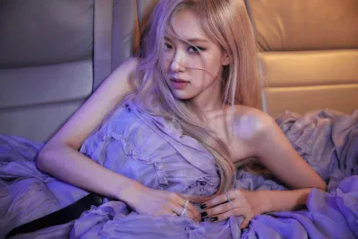 Rosé trong poster quảng bá album solo R của mình (Nguồn: Internet)