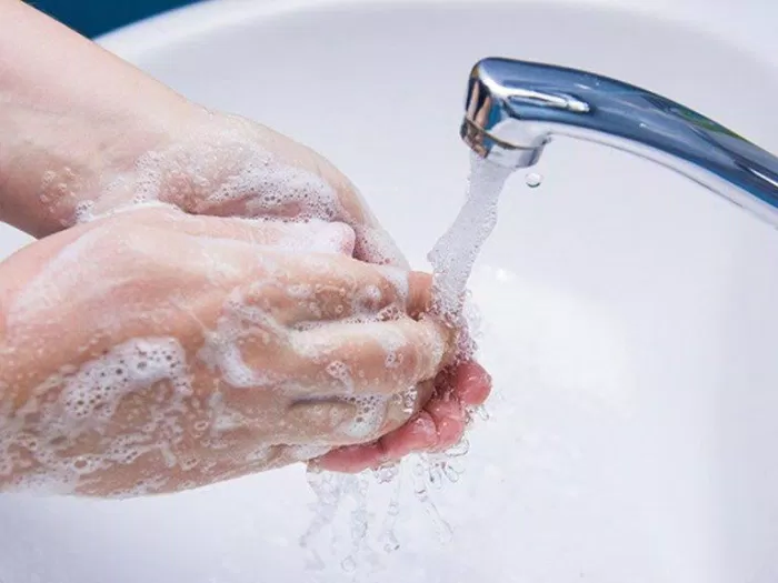 Tiếp xúc với nước thường xuyên dẫn đến móng tay giả lâu dài (Nguồn: Internet)