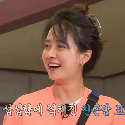 Song Ji Hyo xuất hiện với đầu tóc bù xù khiến netizen chỉ trích stylist. (Ảnh: Internet)