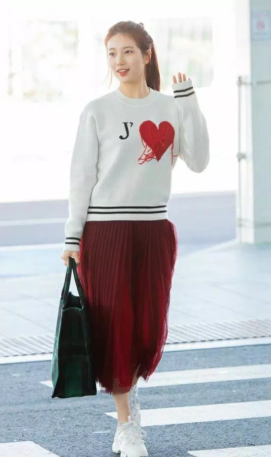 Váy xoè mix cùng áo sweater của Dior (Nguồn: Internet) Váy xoè mix cùng áo sweater của Dior (Nguồn: Internet)