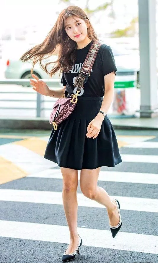 Áo Tshirt và chân váy cùng túi Saddle Bag thời thượng của Dior (Nguồn: Internet) Áo Tshirt và chân váy cùng túi Saddle Bag thời thượng của Dior (Nguồn: Internet)