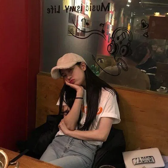 Đơn giản nhưng vẫn xinh xắn với quần jeans và tshirt (Nguồn: Internet) Đơn giản nhưng vẫn xinh xắn với quần jeans và tshirt (Nguồn: Internet)