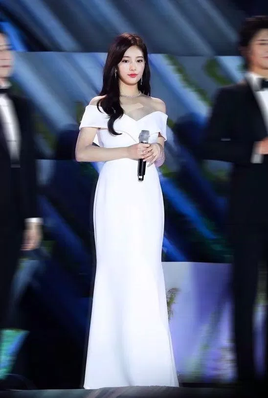 Người hâm mộ đều vô cùng trông chờ thời trang của Suzy qua mỗi mùa Baeksang (Nguồn: Internet) Người hâm mộ đều vô cùng trông chờ thời trang của Suzy qua mỗi mùa Baeksang (Nguồn: Internet)