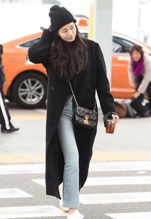 Trẻ trung phối áo măng tô cùng quần jeans và nón beanie (Nguồn: Internet) Trẻ trung phối áo măng tô cùng quần jeans và nón beanie (Nguồn: Internet)
