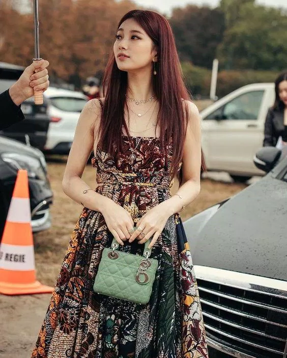 Suzy xuất hiện tại show diễn Dior Thu Đông 2019 (Nguồn: Internet) Suzy xuất hiện tại show diễn Dior Thu Đông 2019 (Nguồn: Internet)