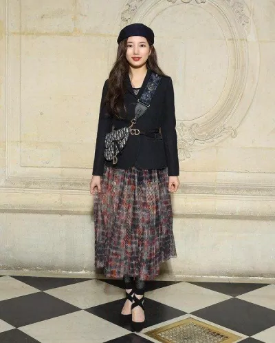 Suzy với phong cách tiểu thư nước Pháp tại show diễn của Dior (Nguồn: Internet)