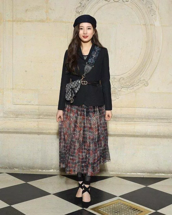 Suzy với phong cách tiểu thư nước Pháp tại show diễn của Dior (Nguồn: Internet) Suzy với phong cách tiểu thư nước Pháp tại show diễn của Dior (Nguồn: Internet)