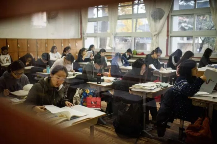 Học sinh Hàn Quốc học hành chăm chỉ để chuẩn bị cho bài kiểm tra CSAT (Ảnh: Internet)