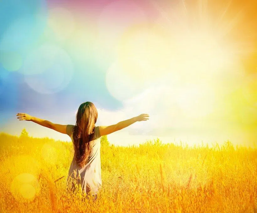 Tia UV trong ánh nắng kích thích cơ thể con người tổng hợp vitamin D (Ảnh: Internet).