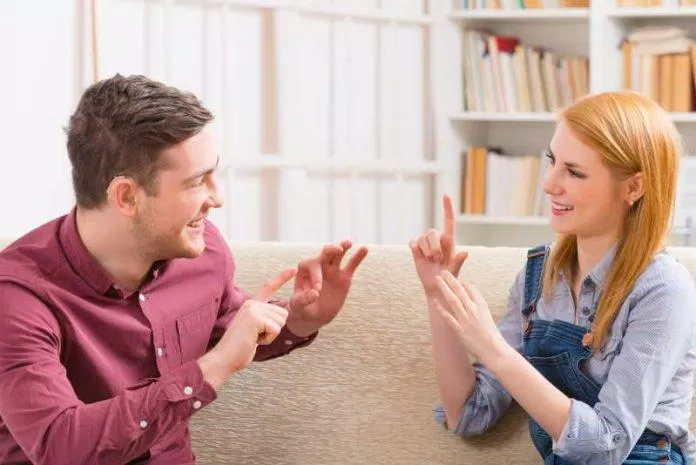 Tất cả mọi người đều có thể học ngôn ngữ ký hiệu (Ảnh: Internet). Tất cả mọi người đều có thể học ngôn ngữ ký hiệu (Ảnh: Internet).