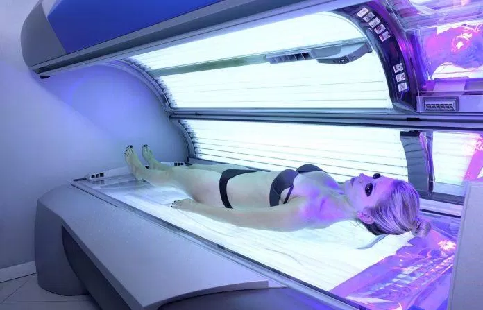 Giường tắm nắng là thiết bị tạo ra tia UV giống như ánh nắng mặt trời (Ảnh: Internet).