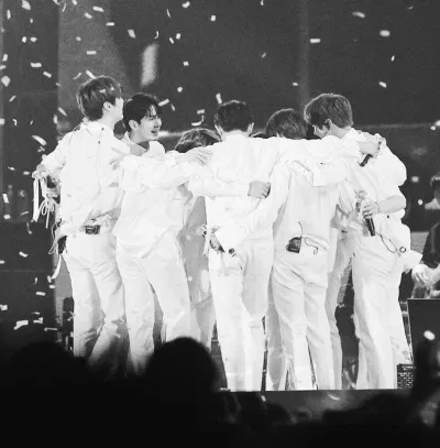 Concert cuối cùng đầy nước mắt của Wanna One