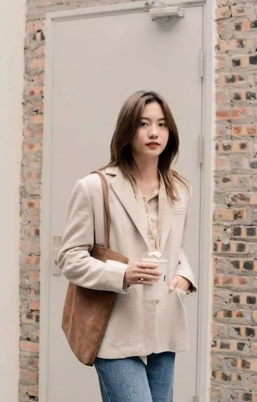 Blazer màu be mang đến vẻ đẹp thanh lịch, dịu dàng ( Ảnh: internet)