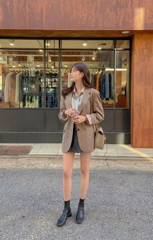 Blazer mix cùng sơ mi và chân váy ngắn ( Ảnh: internet)