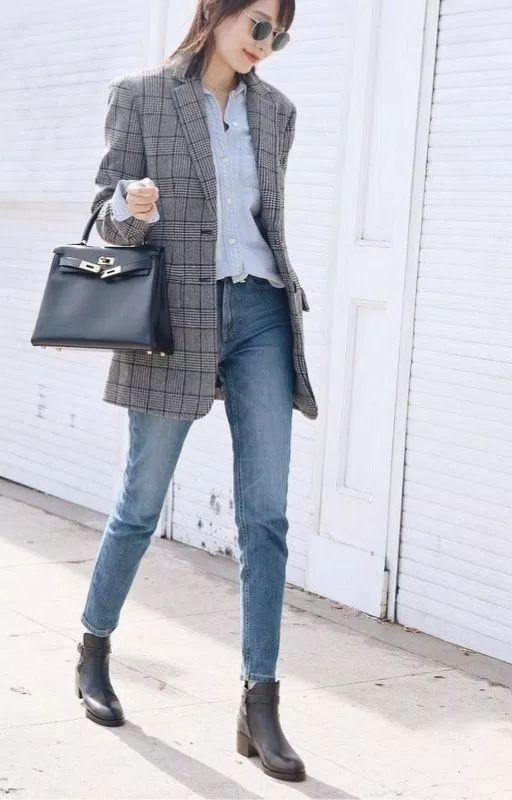 Blazer mix với quần jeans và áo sơ mi ( Ảnh: internet)