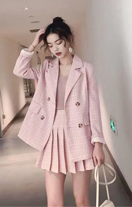 Nguyên cây blazer hồng cá tính, trẻ trung ( Ảnh: internet)