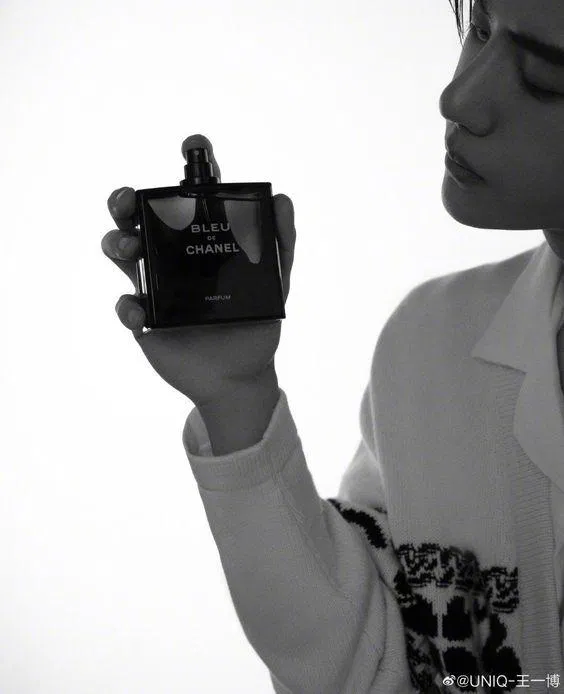 Vương Nhất Bác bên cạnh nước hoa Blue De Chanel ( Nguồn: internet)