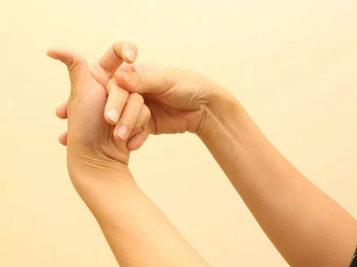 Bẻ khớp ngón tay là thói quen cần bỏ (Nguồn: Internet) Bẻ khớp ngón tay là thói quen cần bỏ (Nguồn: Internet)
