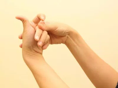 Bẻ khớp ngón tay là thói quen cần bỏ (Nguồn: Internet)