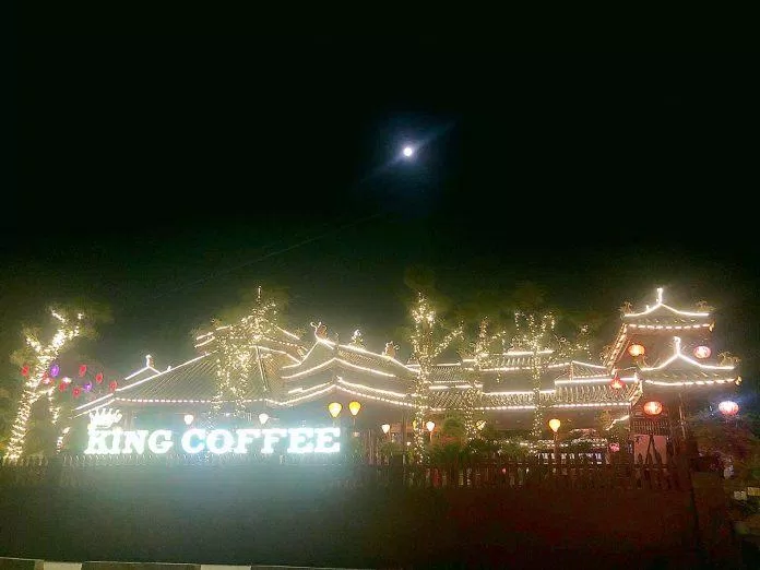 Buổi tối ở King Coffee (Nguồn: minhlakhenh). Buổi tối ở King Coffee (Nguồn: minhlakhenh).