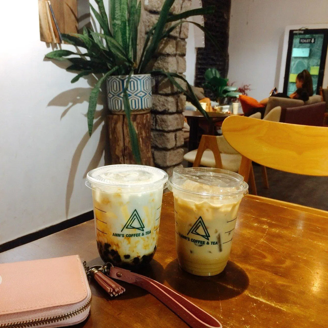 Trà sữa trân châu đường đen tại Ann's Coffe (ảnh tự chụp) Điểm mặt ngay top 5 quán trà sữa tại Bến Tre ấm áp an toàn ăn vặt Ann s Coffee bánh ngọt Bến Tre c vị cà phê chia sẻ chuyên nghiệp cổ điển đậm đà địa điểm đồ uống giới trẻ hấp dẫn Hemo Coffee hiện đại khám phá không gian Lekao s Coffee màu trắng món ngon nhẹ nhàng phong cách quán trà sữa Rộng rãi Sạch sẽ sang trọng sống ảo thiết kế thông tin thu hút thức uống thức uống ngon tinh tế tocotoco top 5 trà sữa trà sữa Bến Tre view đẹp Xíu Signature xu hướng