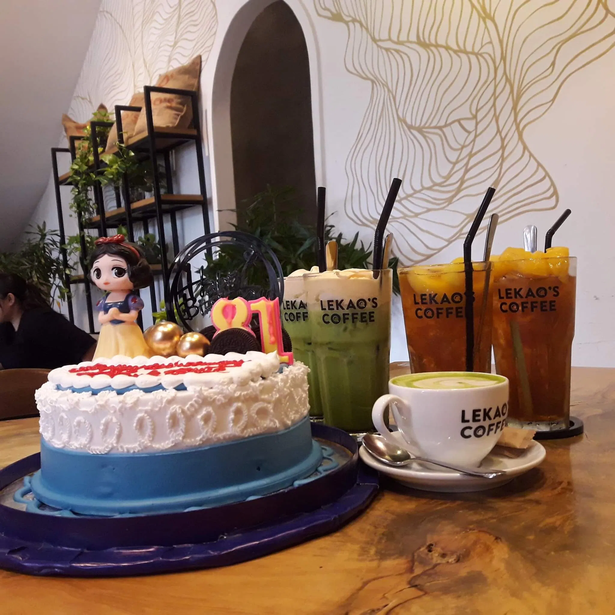 Nước uống tại LeKao's Coffee tọa lạc tại số 28 Hai Bà Trưng, phường 2, Bến Tre (ảnh tự chụp) Điểm mặt ngay top 5 quán trà sữa tại Bến Tre ấm áp an toàn ăn vặt Ann s Coffee bánh ngọt Bến Tre c vị cà phê chia sẻ chuyên nghiệp cổ điển đậm đà địa điểm đồ uống giới trẻ hấp dẫn Hemo Coffee hiện đại khám phá không gian Lekao s Coffee màu trắng món ngon nhẹ nhàng phong cách quán trà sữa Rộng rãi Sạch sẽ sang trọng sống ảo thiết kế thông tin thu hút thức uống thức uống ngon tinh tế tocotoco top 5 trà sữa trà sữa Bến Tre view đẹp Xíu Signature xu hướng