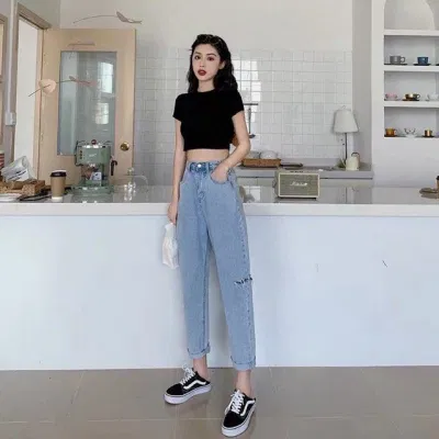 Croptop tay dài phối cùng quần bò cạp cao ( Ảnh: internet)
