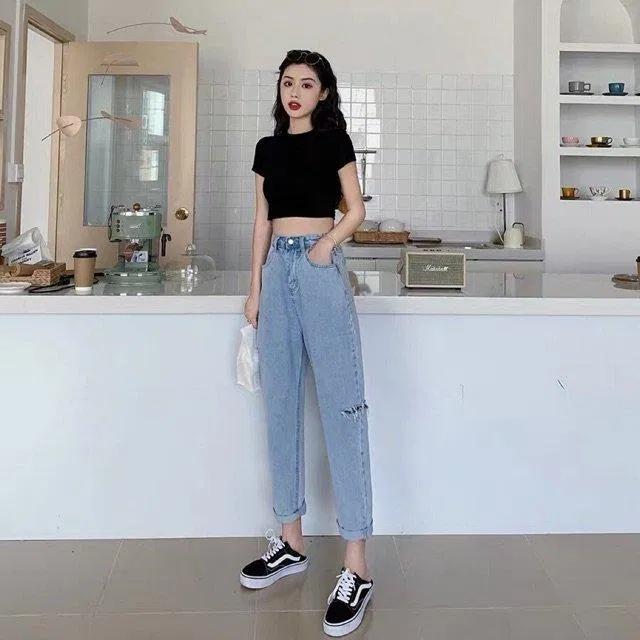 Croptop tay dài phối cùng quần bò cạp cao ( Ảnh: internet)