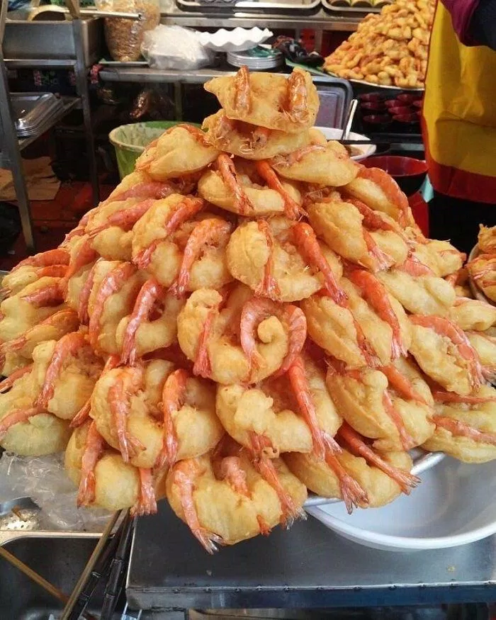 Bánh tôm được bầy bán tại phủ Tây Hồ (Hà Nội) (Ảnh: Internet)