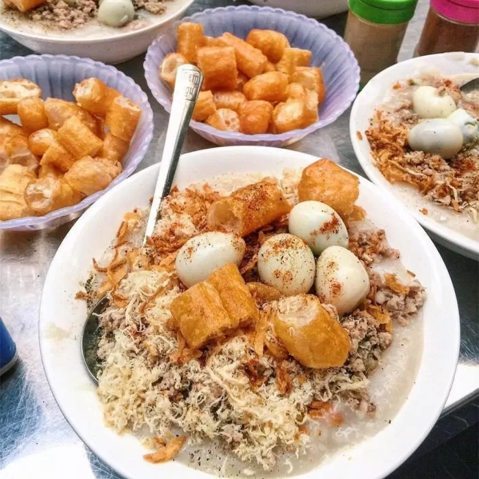Một tô cháo sườn với topping là quẩy, trứng chim cút, ruốc, thịt băm và một chút hành khô (Ảnh: Internet)