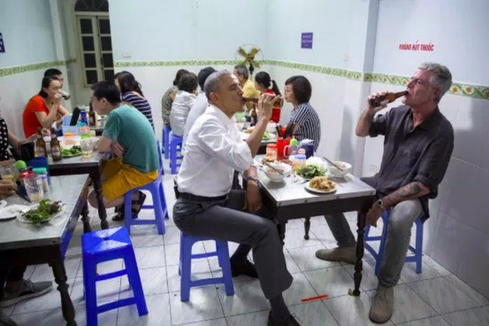 Cựu tổng thống Mĩ Barack Obama và cố đầu bếp nổi tiếng Anthony Bourdain đang thưởng thức món bún chả vào năm 2016 (Ảnh: Internet)