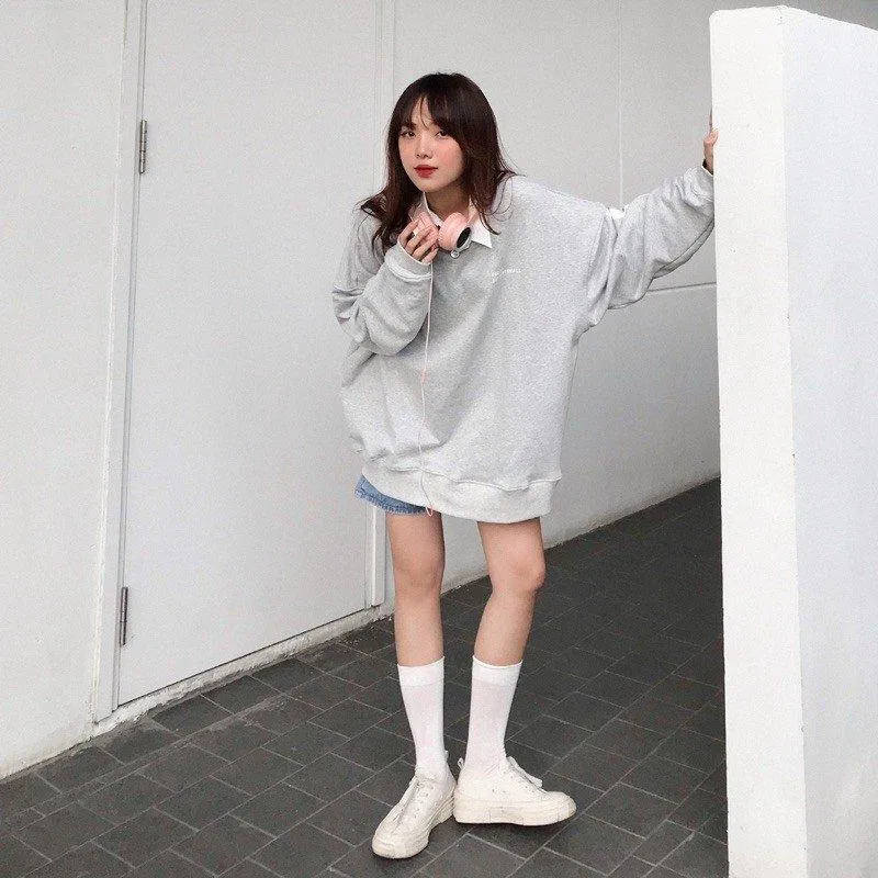 10- Áo sơ mi phối với áo sweater, quần short, dành cho các bạn nữ xì tin, năng động ( Ảnh: internet)