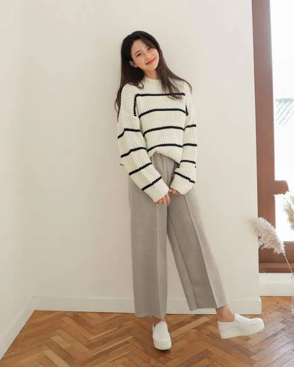 Quần vải ống rộng phối với áo sweater danh cho những cô nàng yêu thích phong cách nhẹ nhàng, thanh lịch ( Ảnh: internet)