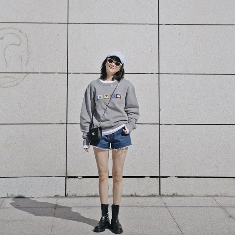 7-Quần short phối cùng với áo Sweater, cho ngày mới tươi mát( Ảnh: internet)
