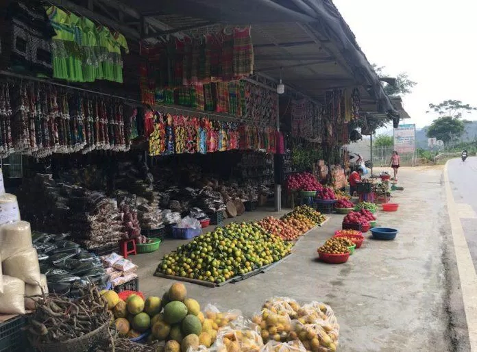 Cửa hàng bán đặc sản trước cửa đền. (Ảnh: Internet)