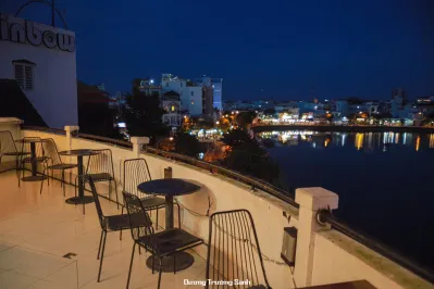 View bờ hồ ban công là nơi các trẻ ưa thích nhất tại quán (Nguồn: Dương Trường Sanh).