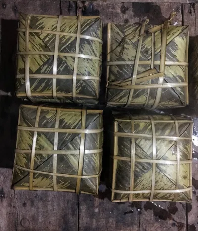 Bánh chưng sau khi đã nấu chín và ép chặt. (Ảnh: BlgoAnChoi)
