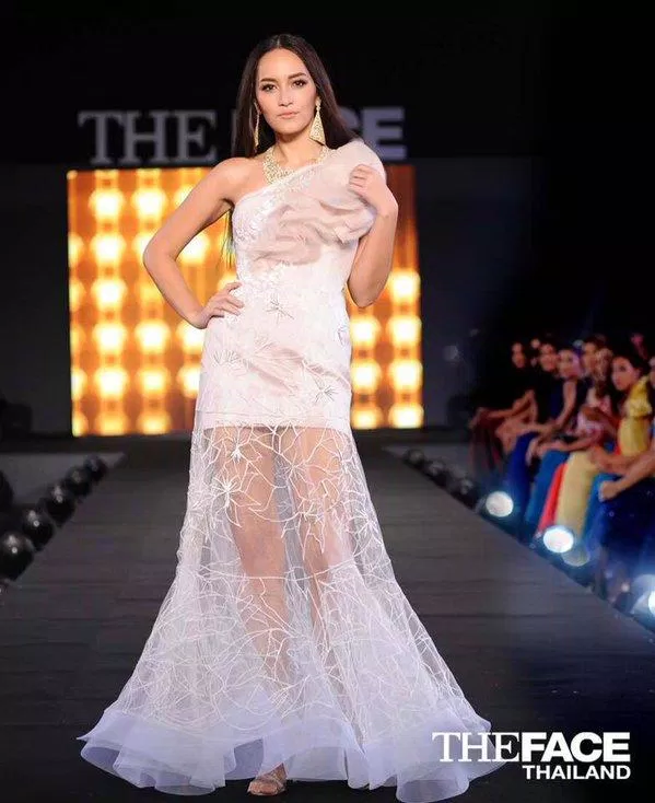 Bee Namthip còn là Huấn luyện viên trong chương trình thời trang bậc nhất “The Face Thailand” với thần thái khá “hổ báo” (Nguồn: Internet) Bee Namthip còn là Huấn luyện viên trong chương trình thời trang bậc nhất “The Face Thailand” với thần thái khá “hổ báo” (Nguồn: Internet)