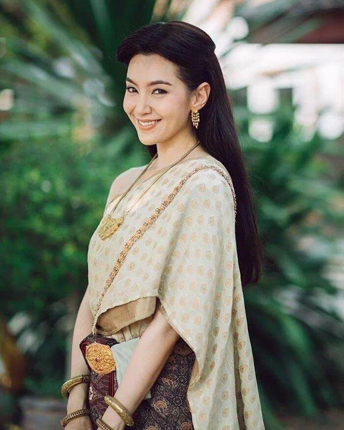 Vai diễn trong bộ phim "Ngược dòng thời gian để yêu anh" khiến tên tuổi Bella trở nên nổi tiếng nhiều hơn với khán giả Việt (Nguồn: Internet) Vai diễn trong bộ phim "Ngược dòng thời gian để yêu anh" khiến tên tuổi Bella trở nên nổi tiếng nhiều hơn với khán giả Việt (Nguồn: Internet)