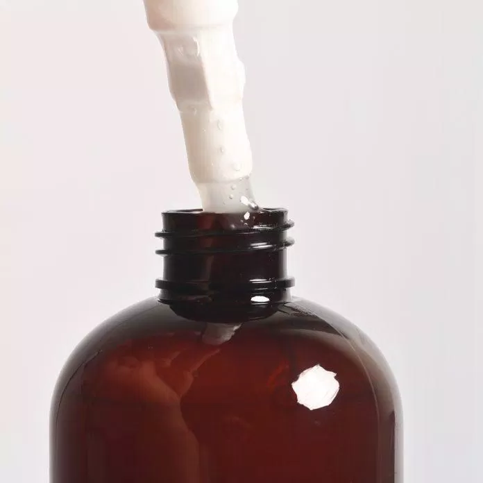 La texture du shampooing Herbario est transparente, légèrement liquide (source : Internet).
