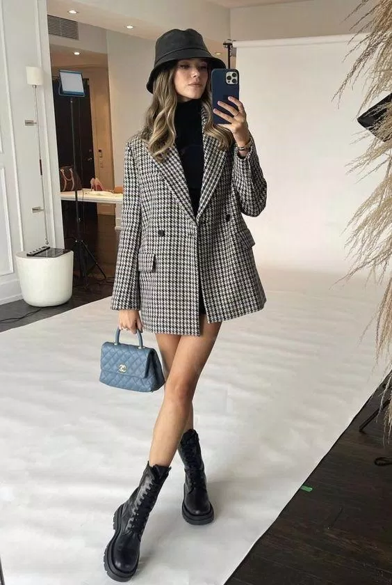 Boot cổ lửng phối cùng blazer và quần biker (Ảnh: Pinterest)