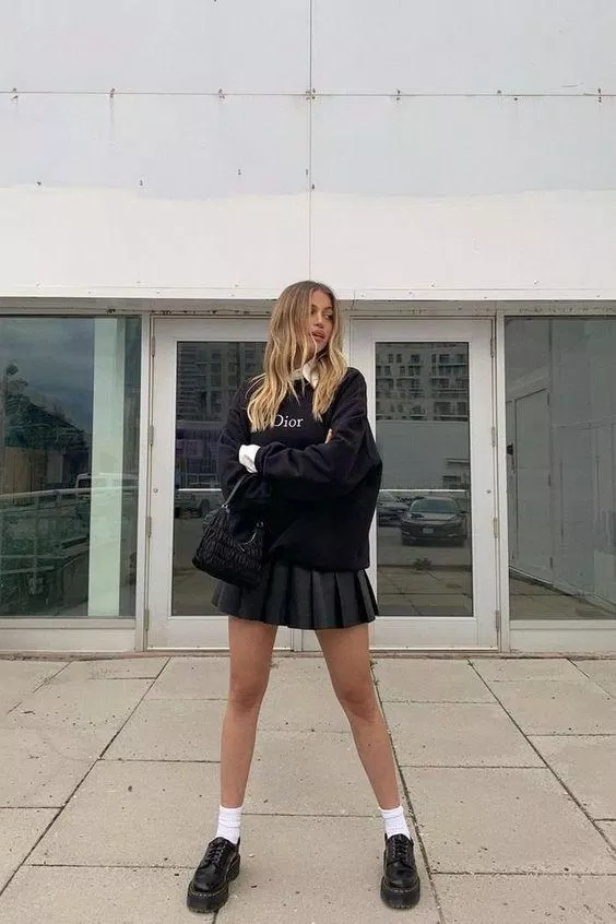 boot cổ thấp phối cùng chân váy tennis và áo sweater ( Ảnh:Pinterest)
