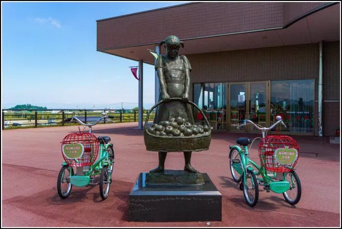 Bức tượng đặt trước bảo tàng trong công viên táo. (Nguồn: Internet)