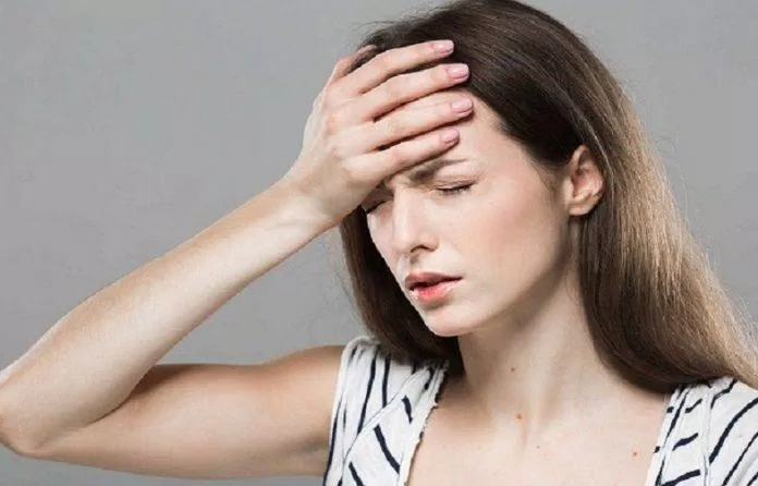 Buồn nôn là triệu chứng thường gặp của đau đầu migraine (Ảnh: Internet).
