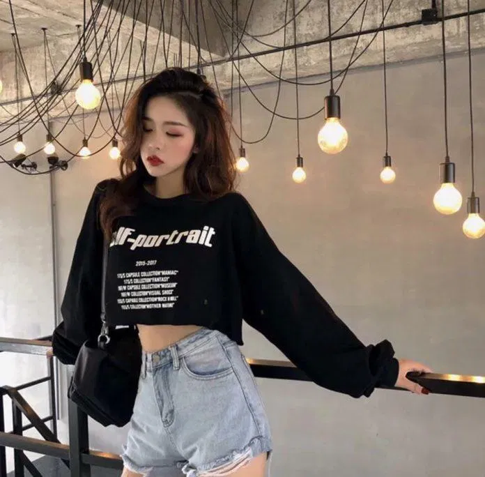 croptop tay dài mix cùng quần short trẻ trung, mới mẻ ( Ảnh: internet)