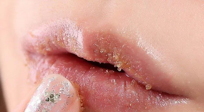 Cách tẩy tế bào chết cho môi bằng đường. (Nguồn: internet)