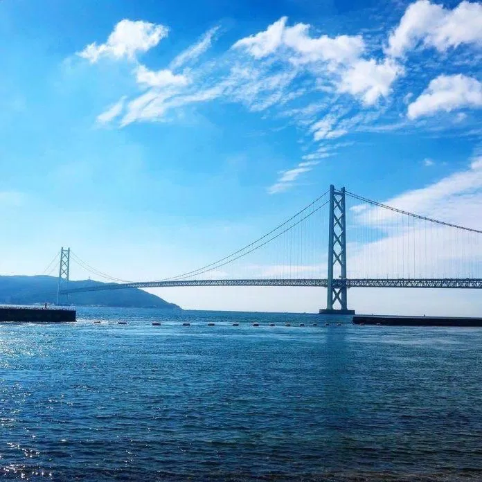 Cây cầu treo Akashi Kaikyo nhìn từ xa. (Nguồn: Internet)